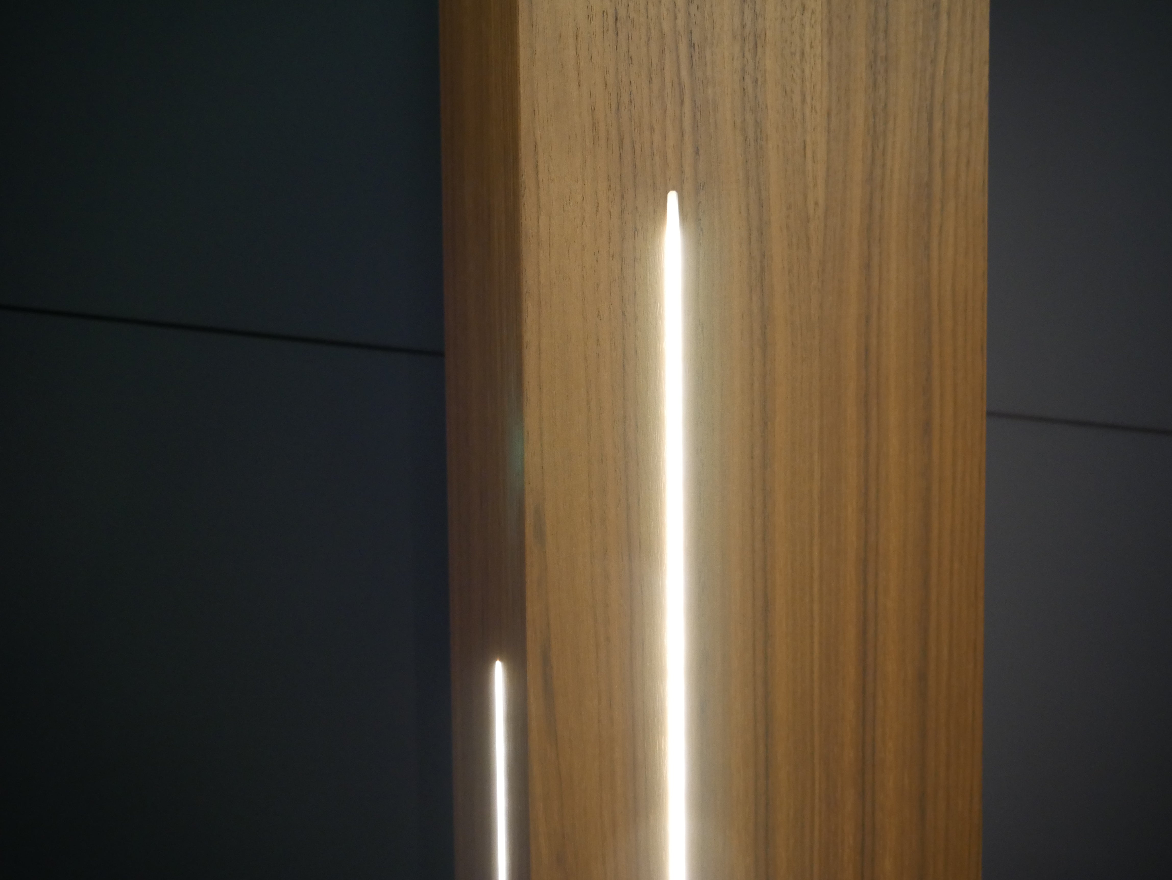 LED Stehlampe in Nussbaum "drei Streppen"