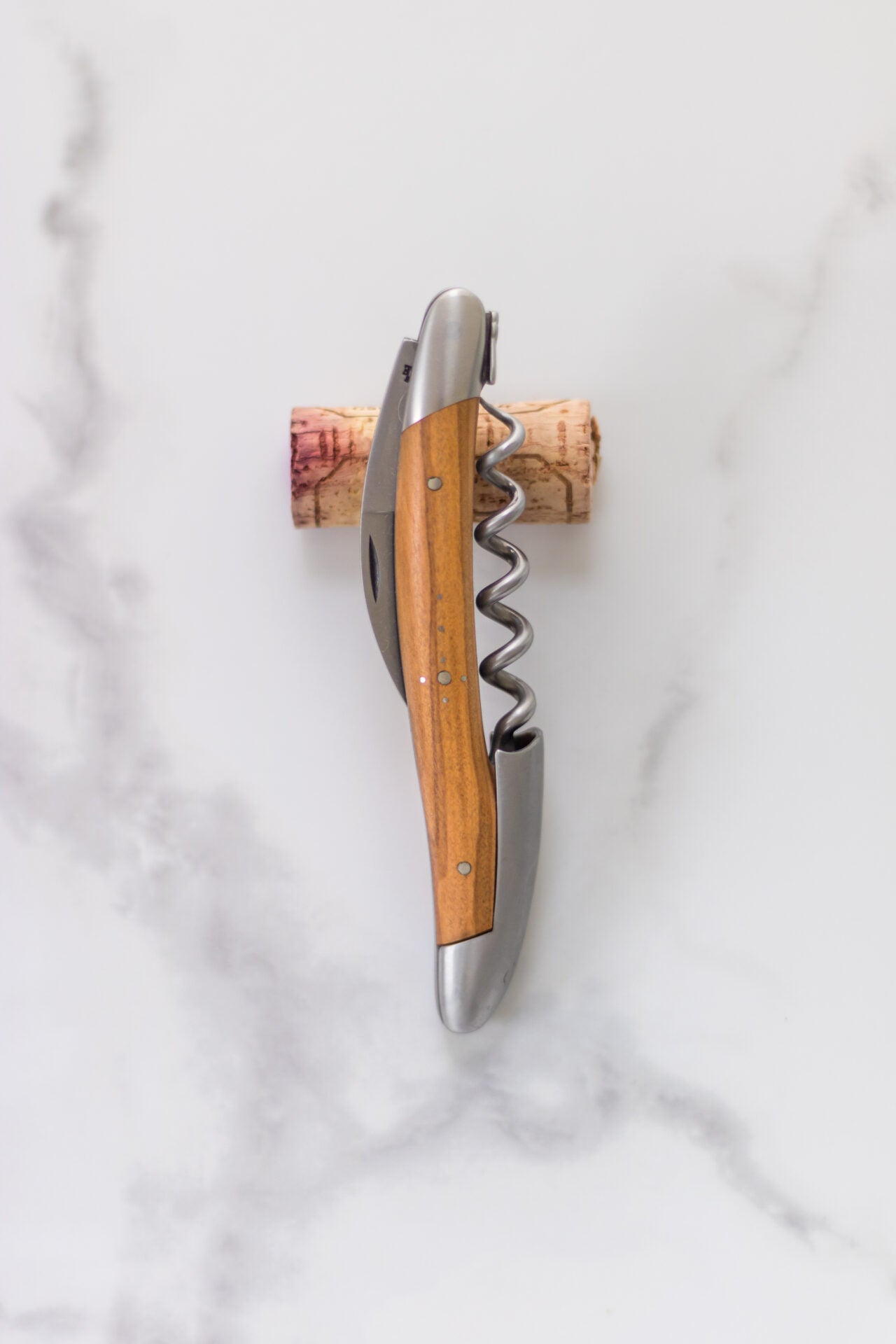 Laguiole Sommelier Messer satiniert mit Griff aus Olivenholz